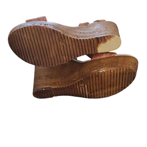 Sbicca Women's Size 7 Tan Brown Embossed Leather Wooden Wedges**FLAW - Picture 7 of 7